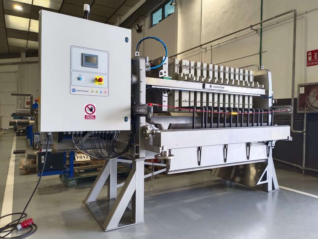 Filter press for sludge thickening